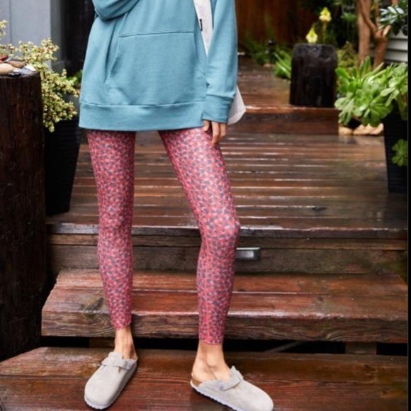 NWT Beyond Yoga Galentine’s High Waisted Heart Print Leggings - Picture 5 of 10